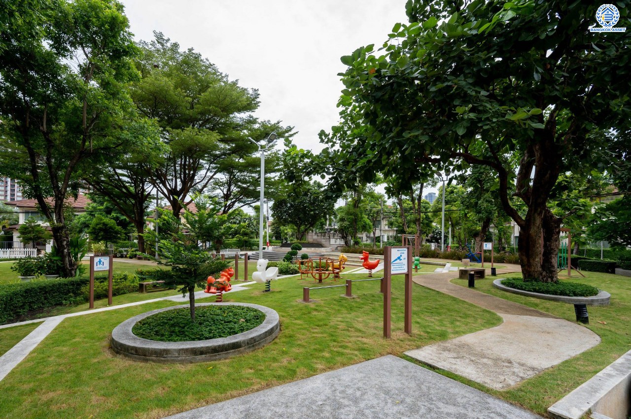 บ้านมือสองตกแต่งใหม่ โครงการ เดอะซิตี้ รัตนาธิเบศร์-แคราย เนื้อที่กว่า 62.4 ตร.ว. พื้นที่ใช้สอย 190.81 ตร.ม. พร้อมฟังก์ชัน 3 ห้องนอน 3 ห้องน้ำ จอดรถได้ 2 คัน บนทำเลศักยภาพ ติดถนนรัตนาธิเบศร์ เชื่อมต่อถนนงามวงศ์วาน, ถนนติวานนท์, ถนนเลี่ยงเมืองนนทบุรี ทำเลใจกลาง 2 เซ็นทรัล ใกล้รถไฟฟ้าสายสีม่วง "สถานีสะพานพระนั่งเกล้า" และจุดขึ้นทางด่วน "งามวงศ์วาน"